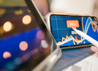 Trader operativo su più mercati nell'analisi di opzioni su Bitcoin, Ethereum e forex