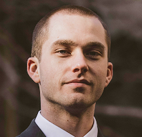 Ritratto di Thomas Whitfield, analista di trading con esperienza nel mercato crypto